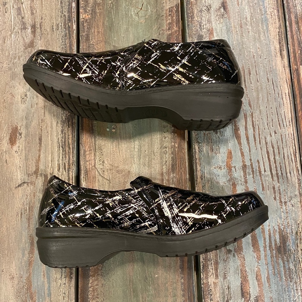 Easy Street Tiffany Clogs Comfort Shoes Black Patent Gold Silver Womens Size 7 - Picture 4 of 10